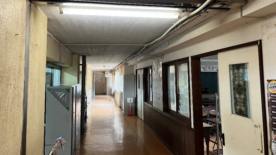 真瀬小学校_改修前の廊下