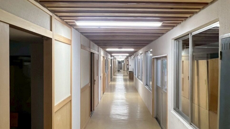 真瀬小学校_改修後の廊下
