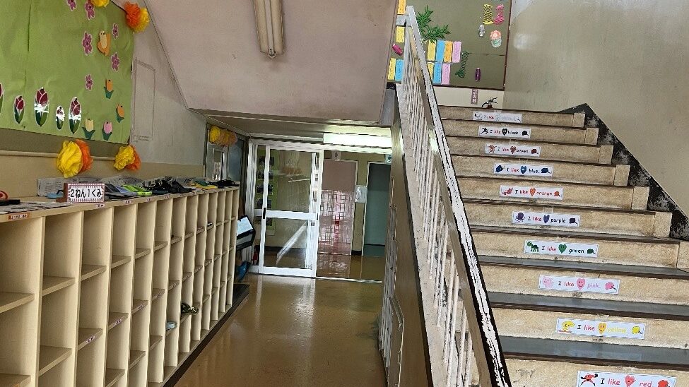 真瀬小学校_改修前の階段