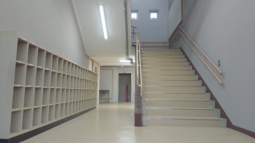 真瀬小学校_改修後の階段